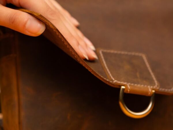 Como Identificar uma Bolsa de Couro Legítimo